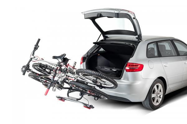 El coche lleva dos bicicletas en un soporte especial vacaciones en familia