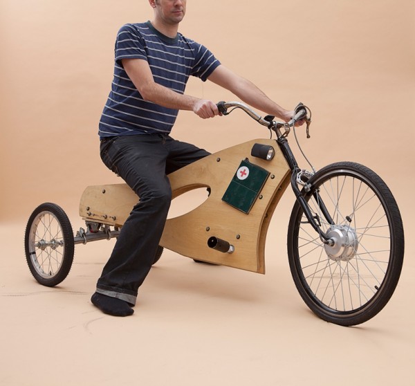 triciclo exposicion de madera